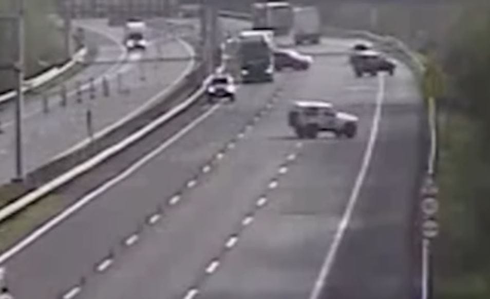 Elnéztek valamit, erre kétszer is visszafordult az M7-esen egy terepjárós konvoj – videó