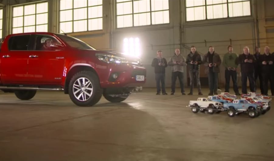 Videó: így húznak el apró távirányítós autók egy igazi Toyotát