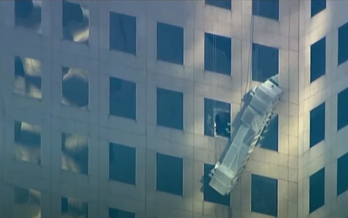 Leszakadt az állvány, két munkás rekedt egy New York-i felhőkarcoló 20. emeleténél