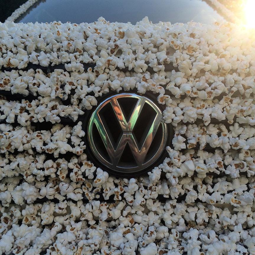 Művészet-e egy pattogatott kukoricába mártott VW Golf?