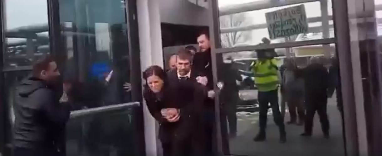 Videón, ahogy kidobják az MTVA-ból Szélt és Hadházyt