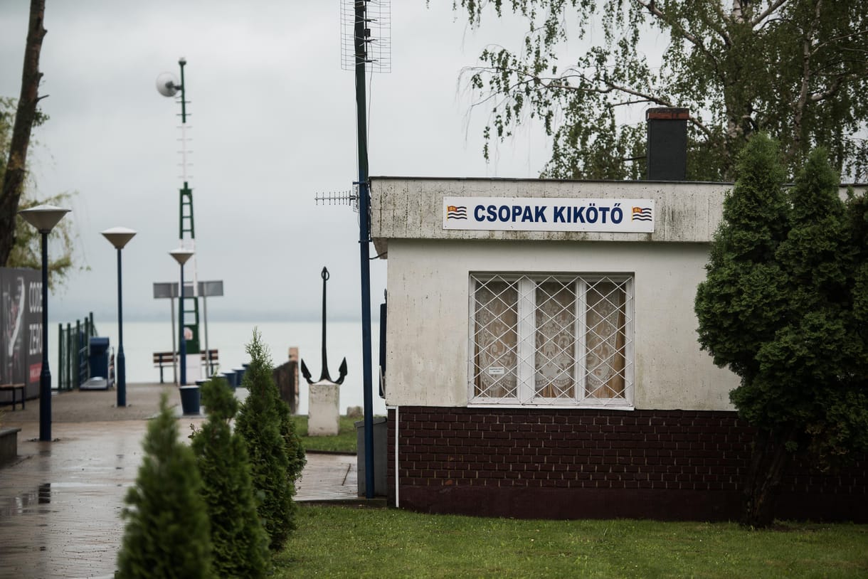 Közterületnek számít a csopaki móló, mégsem engedi be a helyieket a NER-közeli vállalkozó