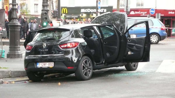Egy fekete Cliót vizsgál a rendőrség Párizsban