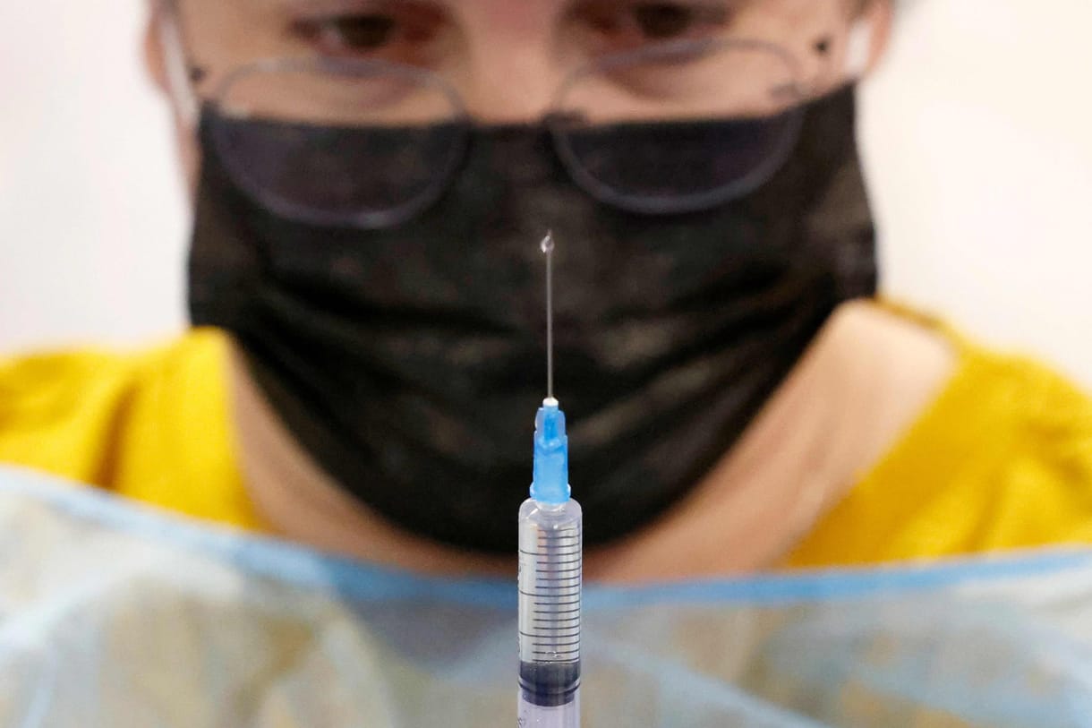 Százezerből egy embernél okozott heves allergiás reakciót a BioNTech-Pfizer vakcina az Egyesült Államokban
