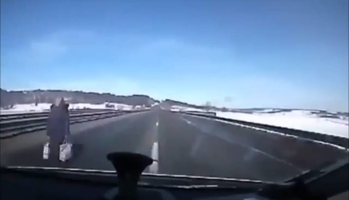 Nem félnek az autóktól az orosz nagymamák - videók