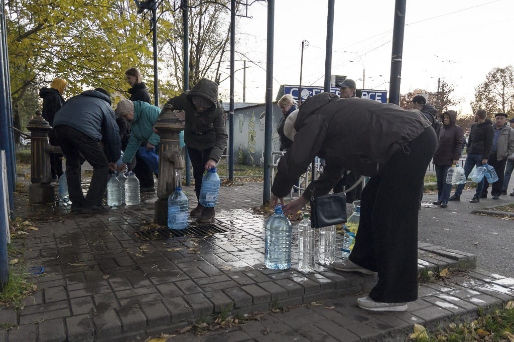 Hosszú sorokban állnak vízért az emberek Kijevben az orosz rakétatámadások után