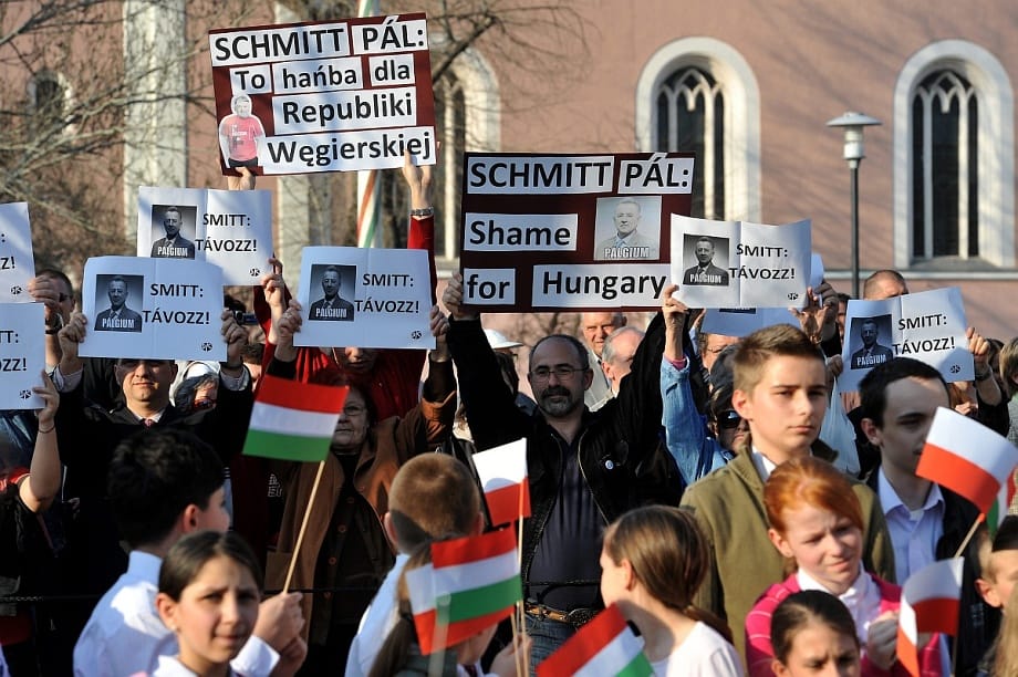 Tüntetők fogadták Schmittet Csepelen