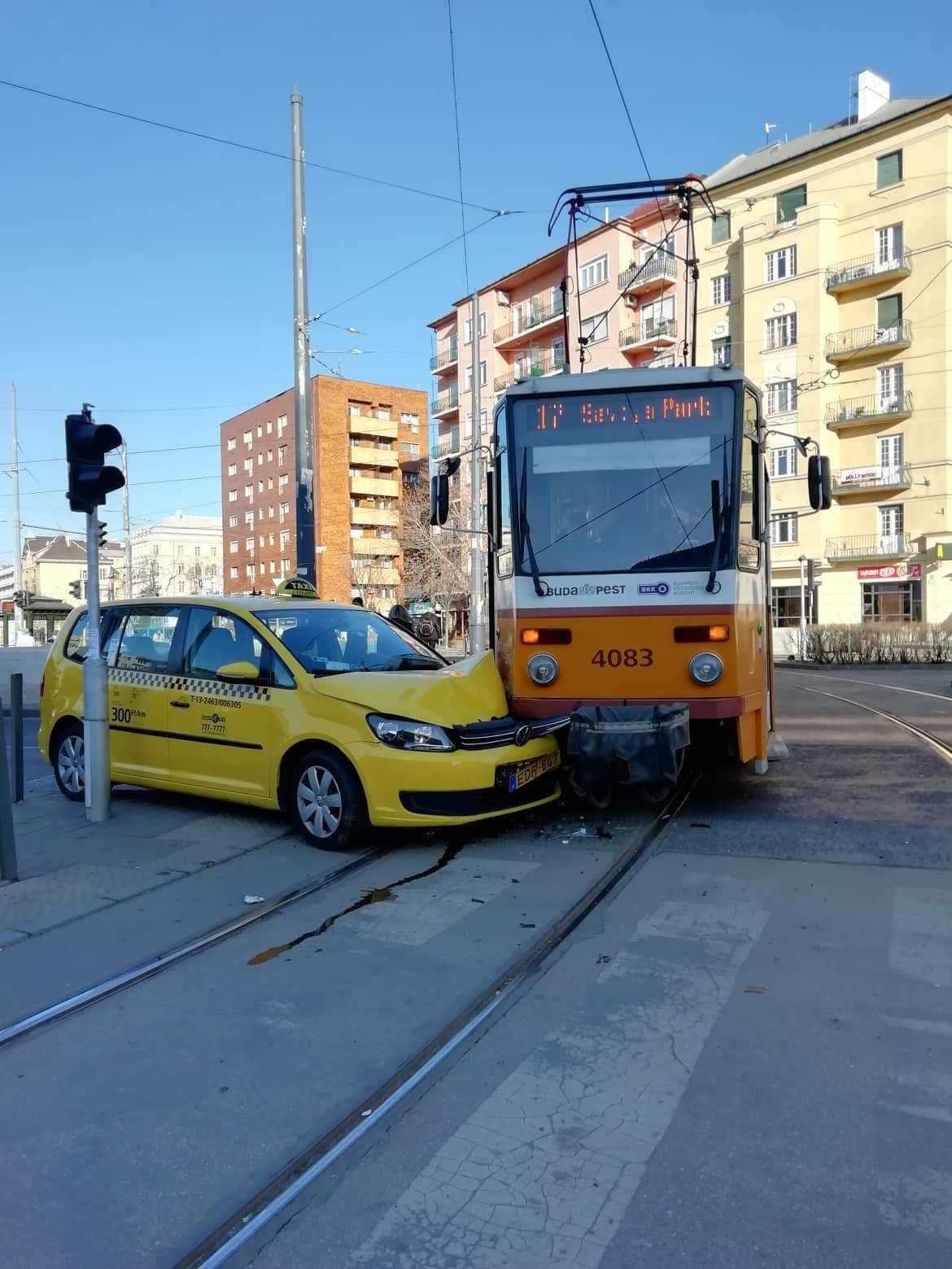 Villamos és taxis ütközött a Móriczon – fotó