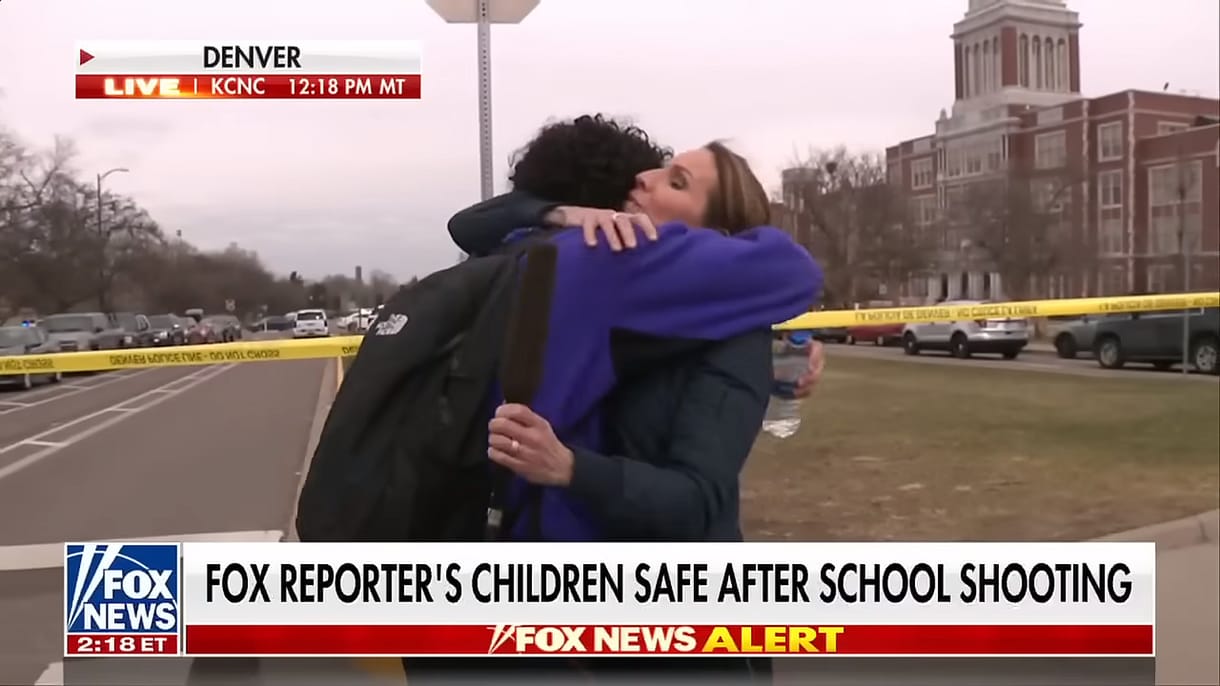 Élő adásban ölelte meg az iskolai lövöldözést túlélő fiát a Fox News épp tudósító riportere