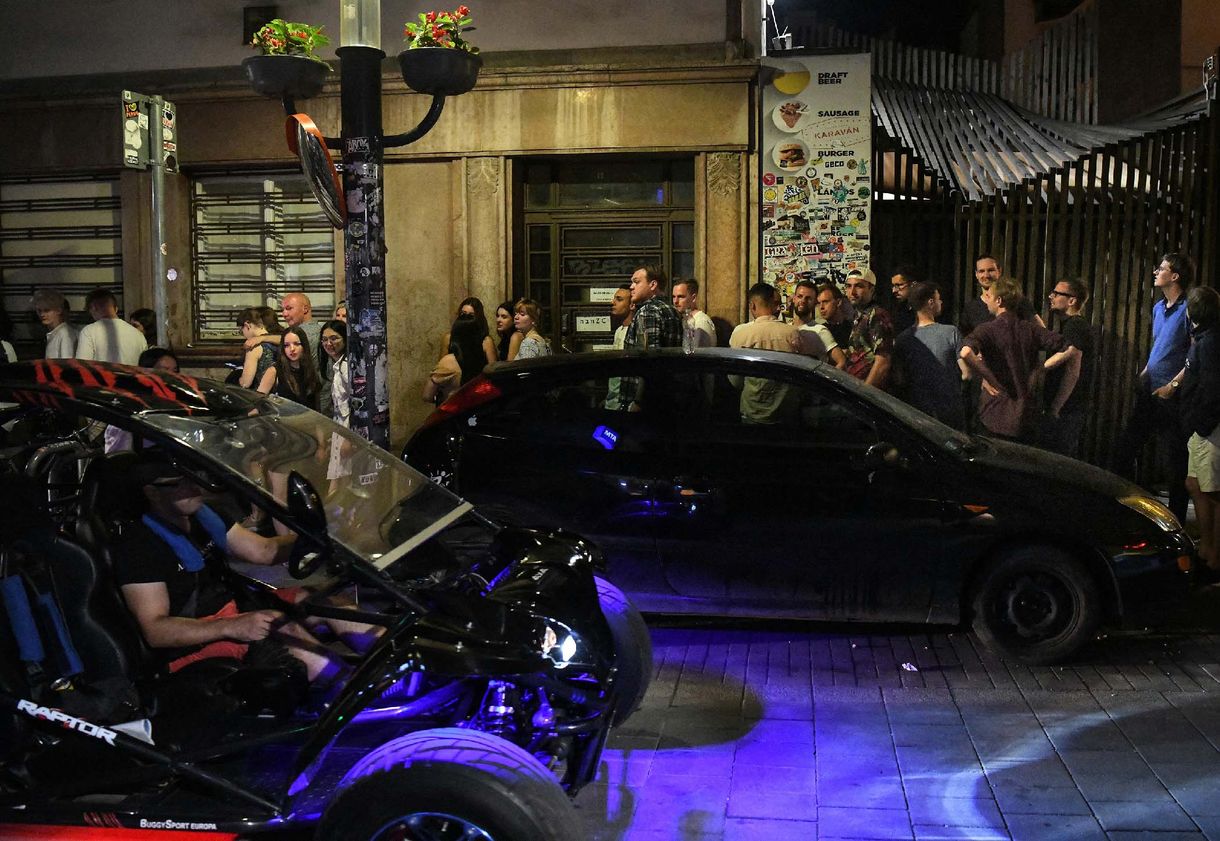 Szándékosan ütött el egy biciklist egy autós a Kisdiófa utcában