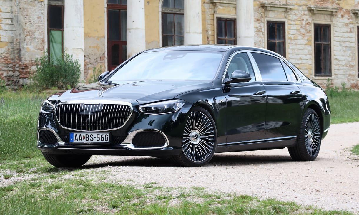 Biturbó V12, vádlimasszázs és ezüst poharak: 120 millió forintos Maybach S-osztályt teszteltünk