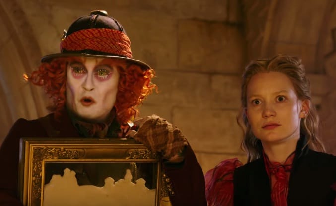 Elborult látványt ígér az Alice Tükörországban előzetese