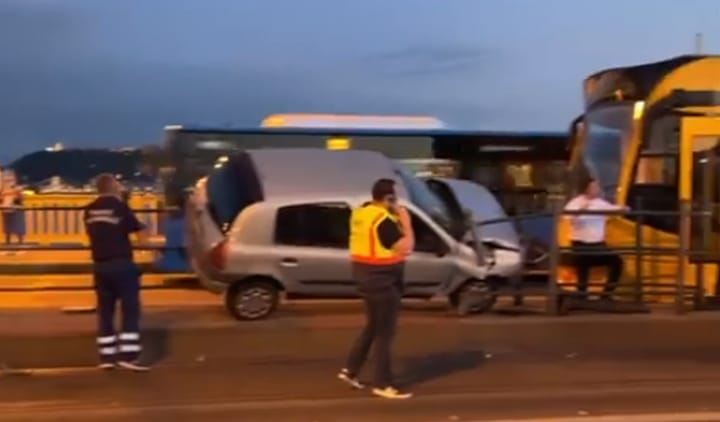 Felakadt egy autó a Margit hídon a villamosmegálló korlátjára