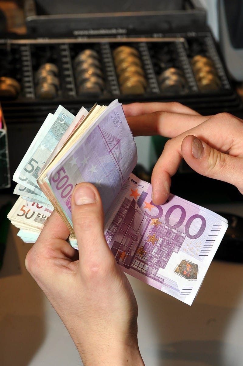 Maradt a 297 forint feletti euró