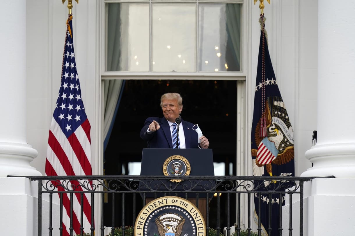 Megjelent a nyilvánosság előtt Donald Trump, és megint kínai vírust emlegetett
