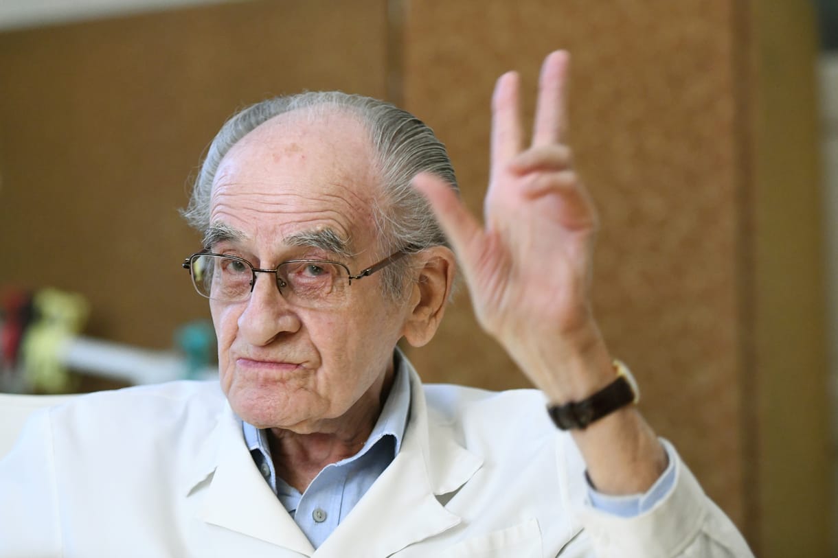 Száz éves az ország legidősebb háziorvosa, aki még praktizál