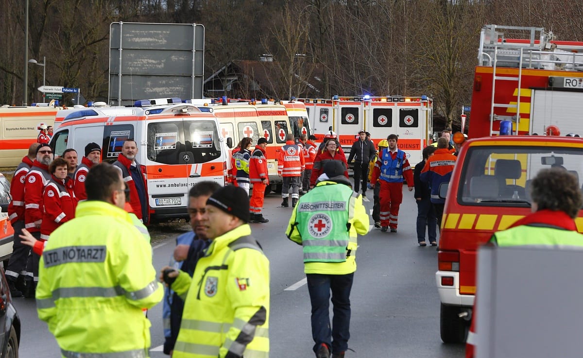 Frontálisan ütközött két vonat Bajorországban – többen meghaltak 