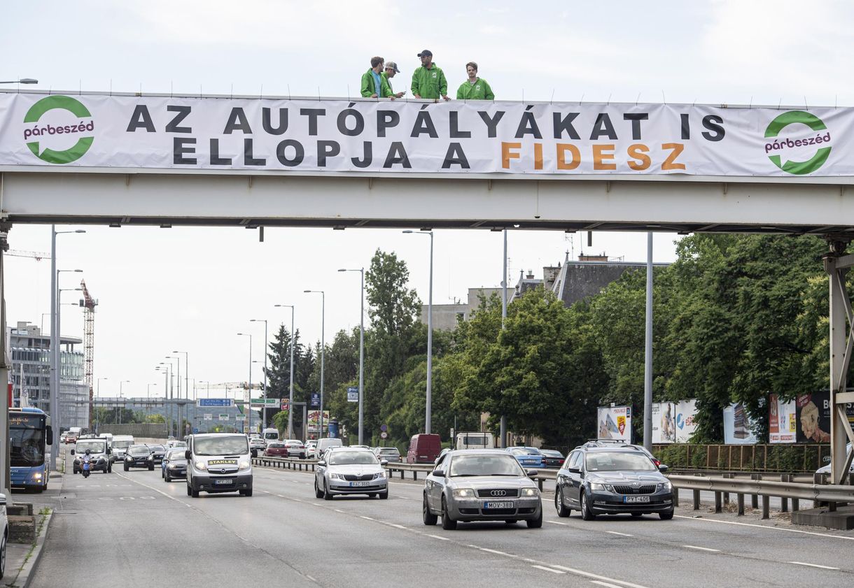 Mészárosék tesznek egy szívességet, aztán százmilliárdokat szakítanak az autópályákból 2057-ig 