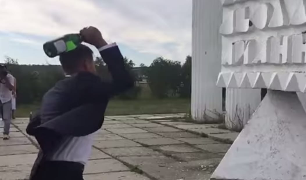 Videó: Félresikerült üvegtörésen nevet a fél világ