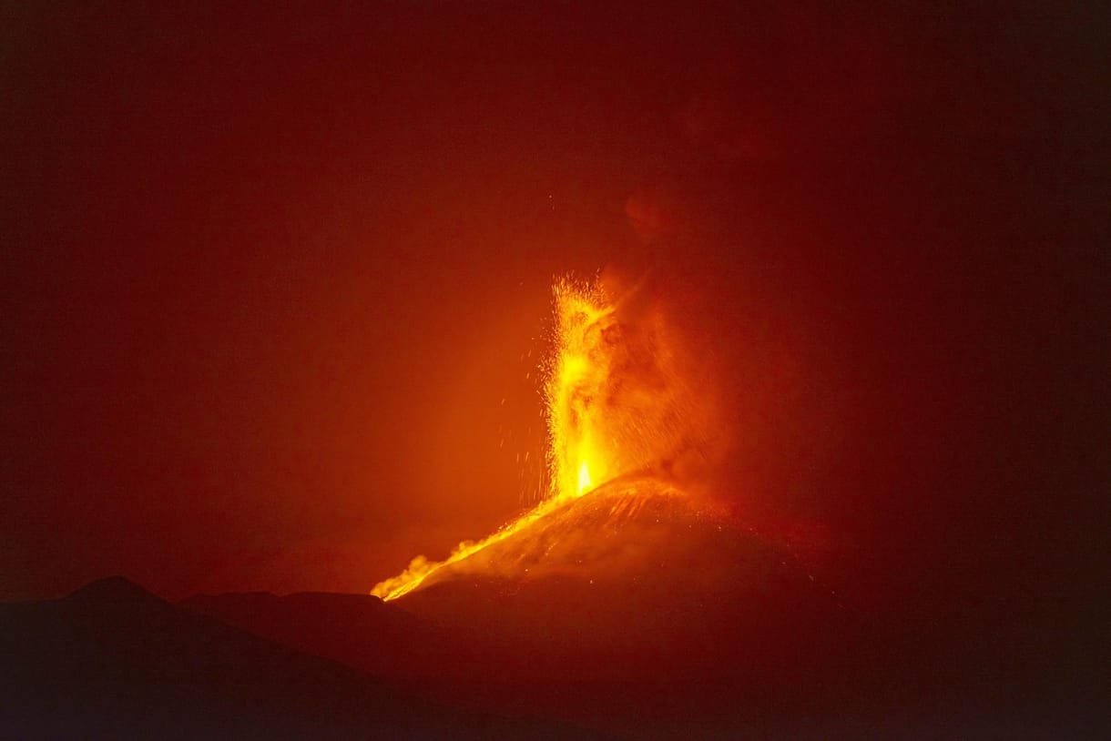 Kitört az Etna, Catania repülőterét leállították