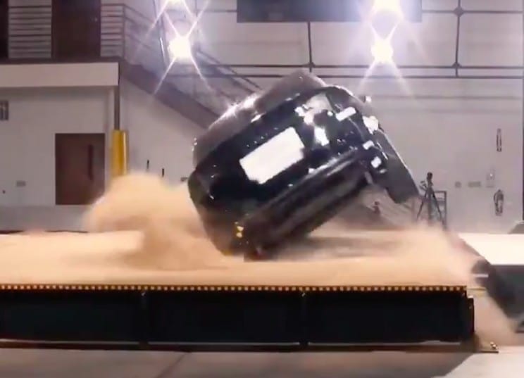 Még a törésteszten is alig bírták felborítani a Tesla Model X-et - videó 