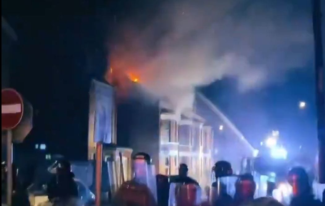 Rasszista zavargás tört ki egy észak-írországi városban, az összecsapásokban 15 rendőr sérült meg