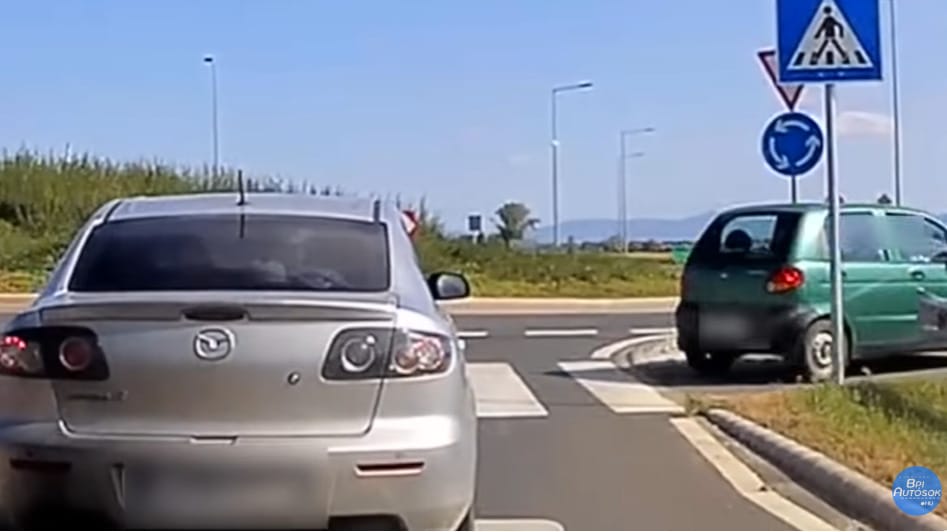 Megijedt a körforgalomtól a kis Matiz, inkább húzott egy váratlant  - videó