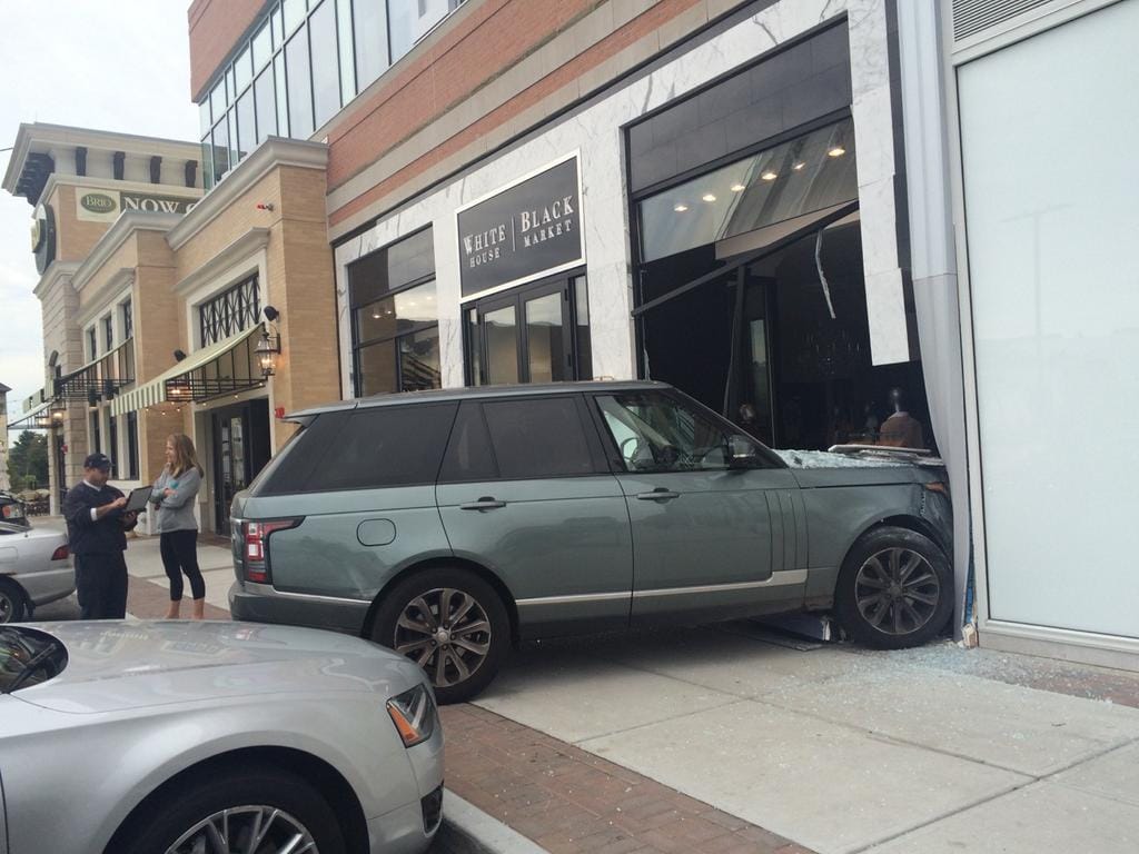 Range Rover fúródott egy nyitás előtt álló butikba – fotó