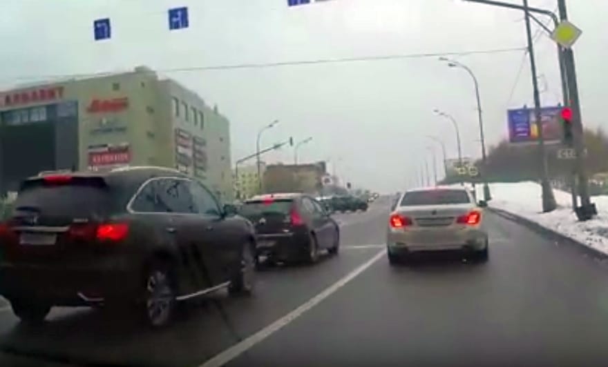 Most már ez a BMW-s is tudja, miért veszélyes a csúszós út – videó