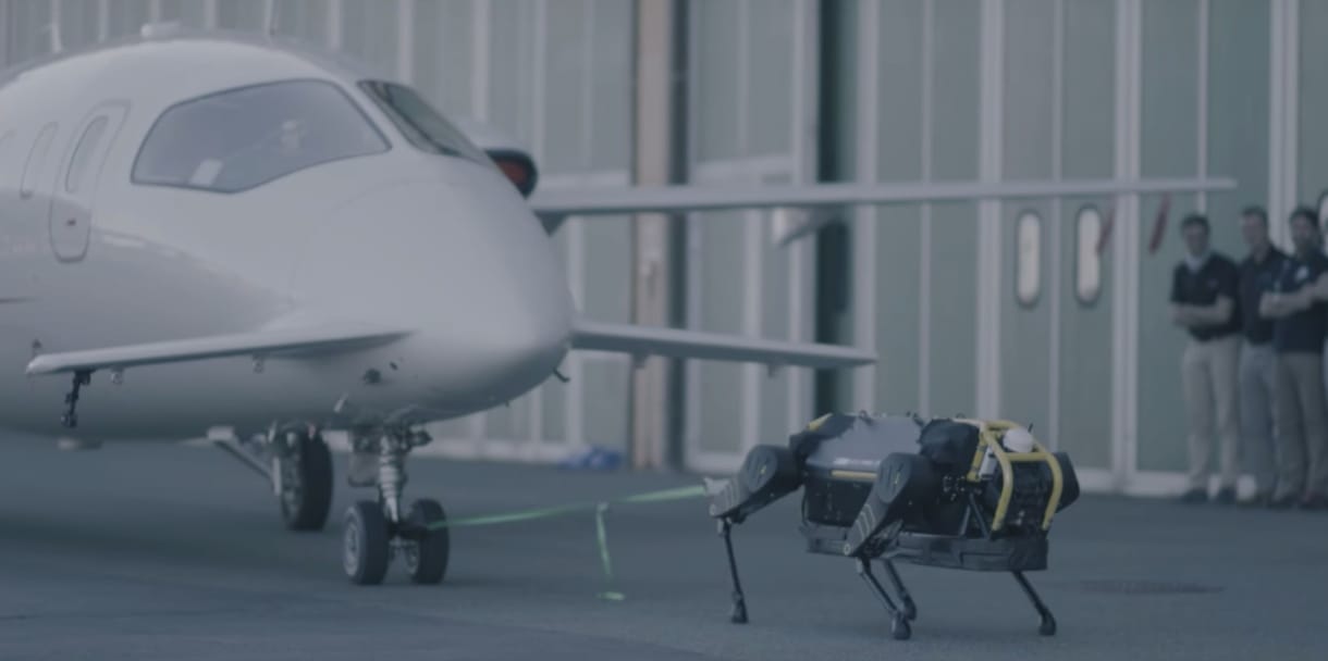 Videó: Rákötötték a robotkutyára a 3 tonnás repülőgépet, és simán elhúzta