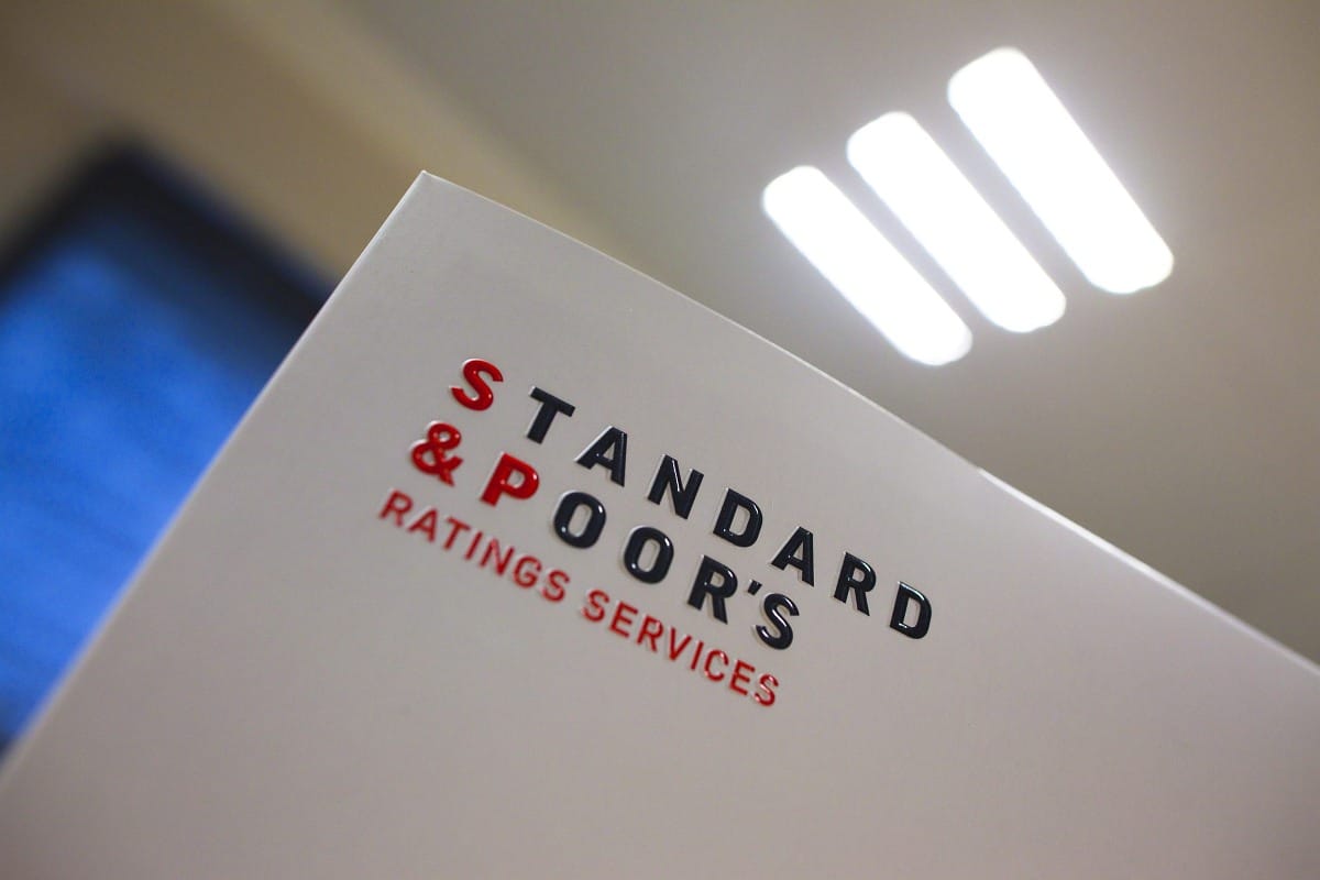 Negatívra rontotta Magyarország értékelését az S&P