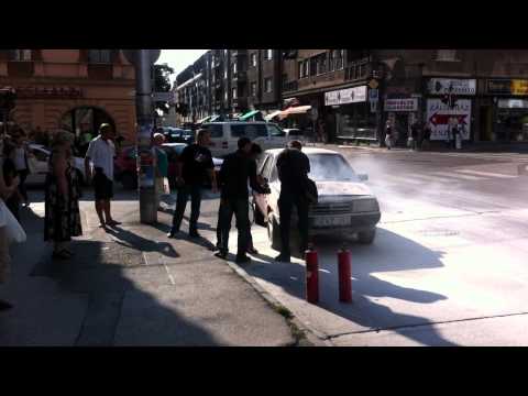 Videó: kigyulladt egy Lada Pécs belvárosában