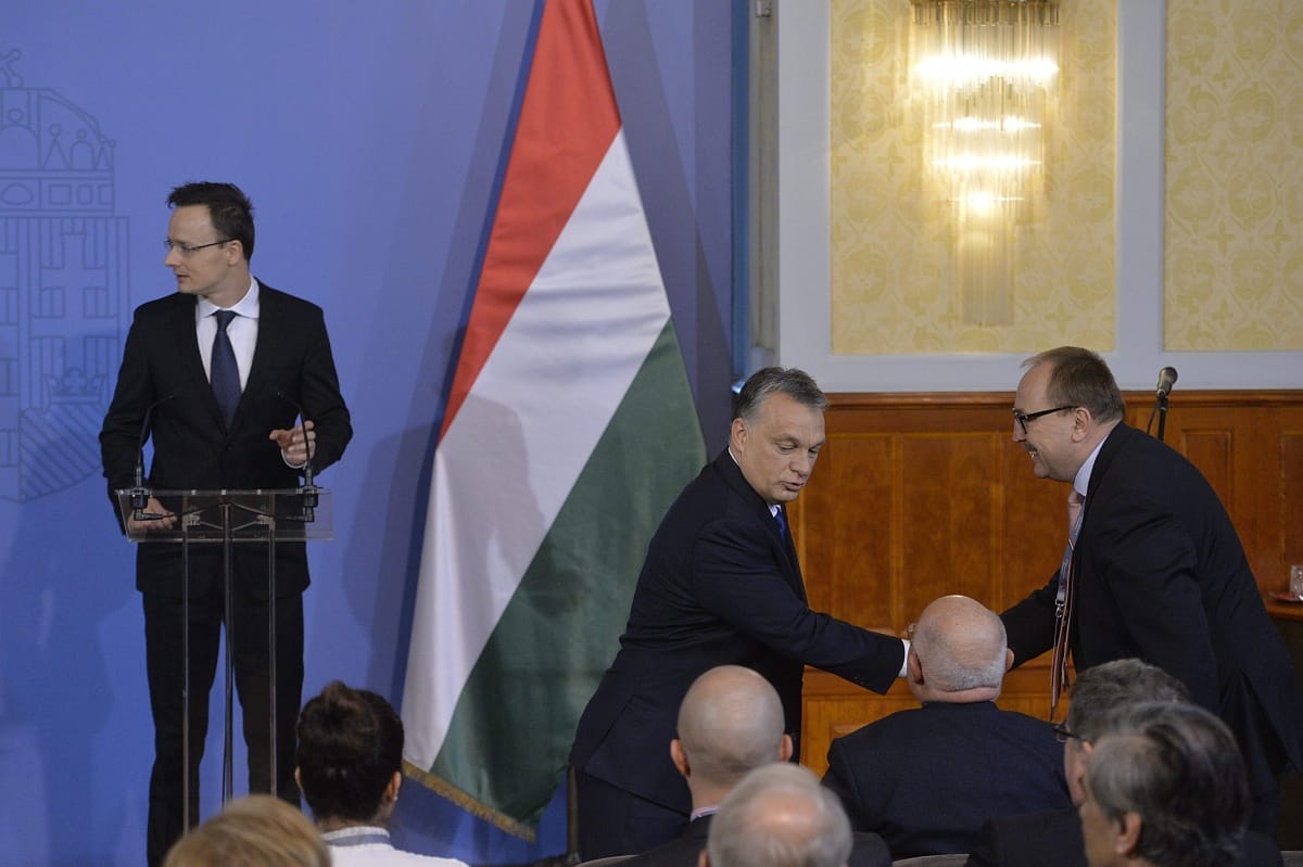 Forr a külügy, hozzányúlnak a diplomaták pénzéhez