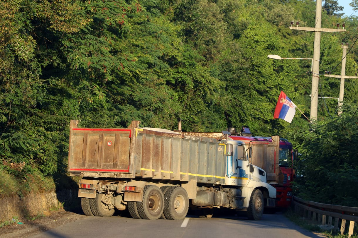 Szerbia katonákat vezényelt a koszovói határra