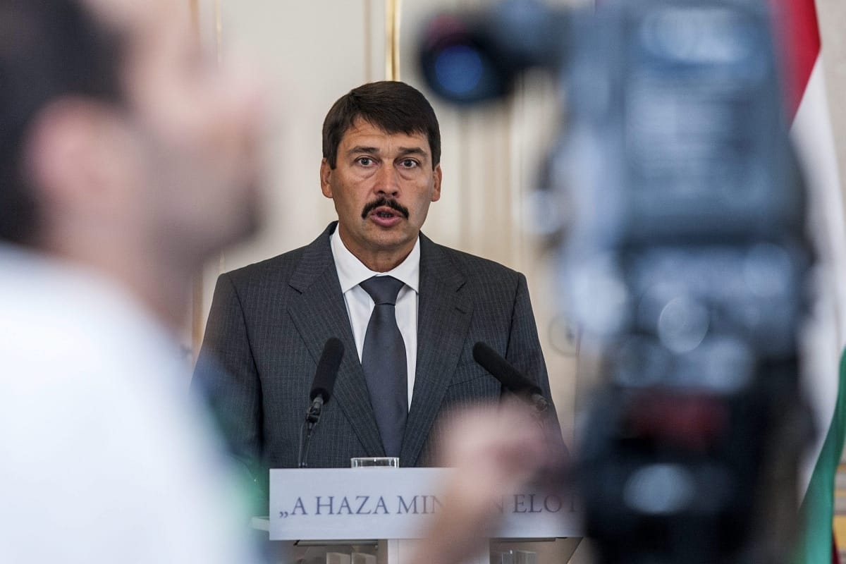 Áder bajban