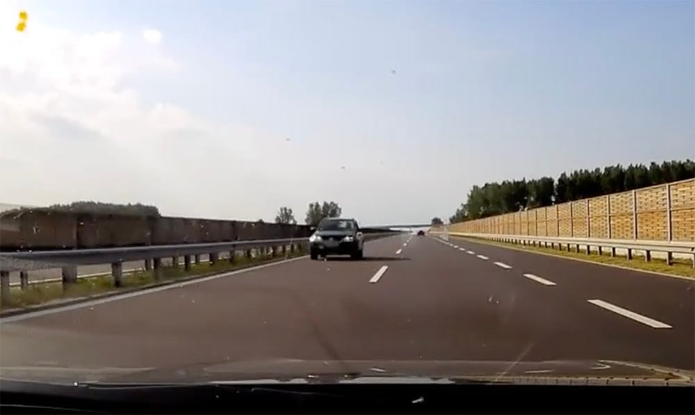 Még le is villogta az őt figyelmeztető sofőrt a forgalommal szemben haladó autós az M4-esen