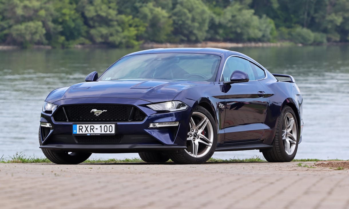 Jól áll neki az 55 év: jubileumi V8-as Ford Mustangot teszteltünk