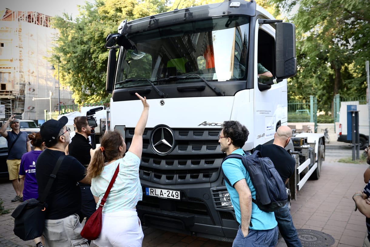 Egy teherautós majdnem nekihajtott a momentumosok sorfalának a Magyar Rádiónál