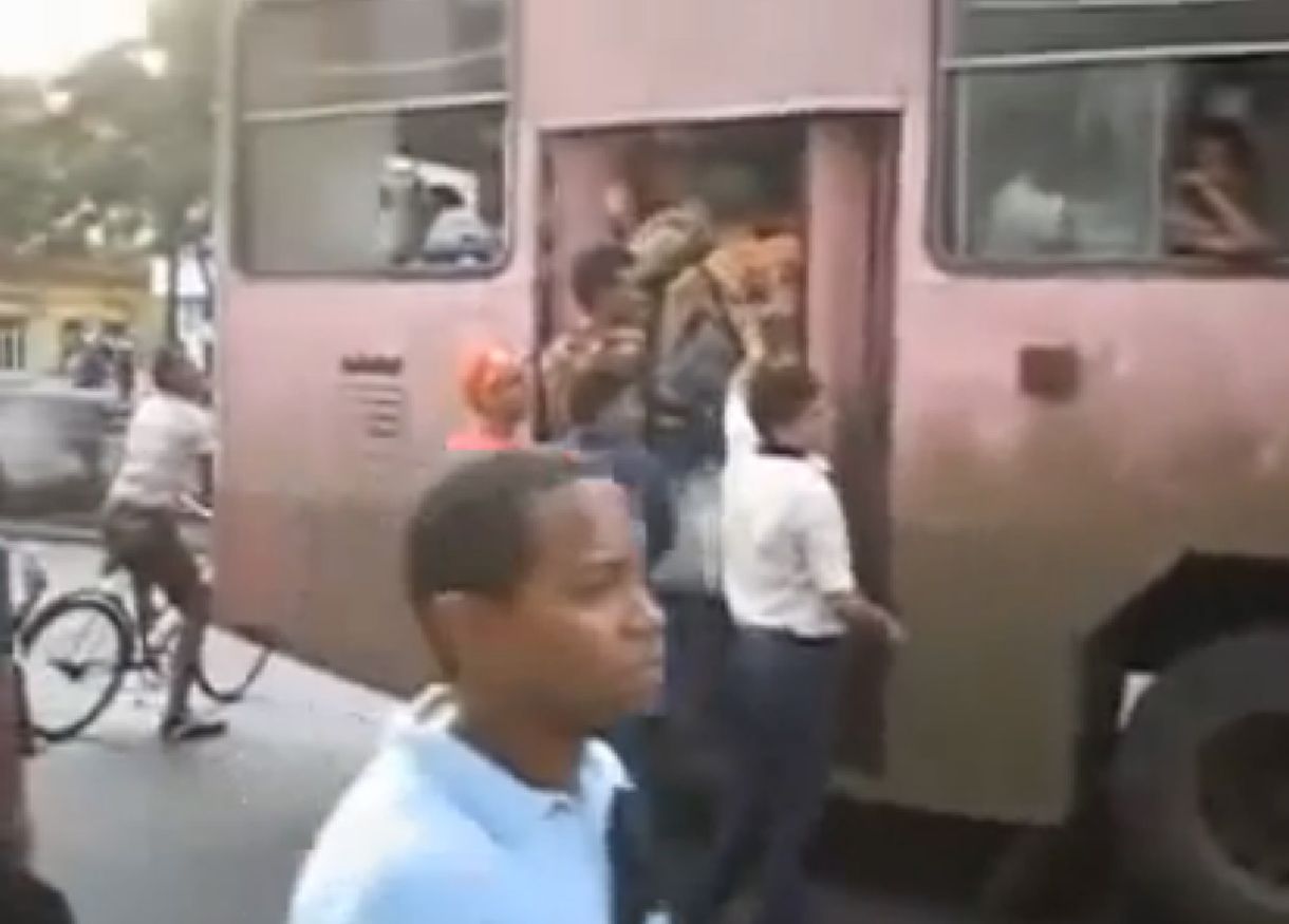 Durva: így kell feltuszkolni az utasokat egy kubai autóbuszra – videó