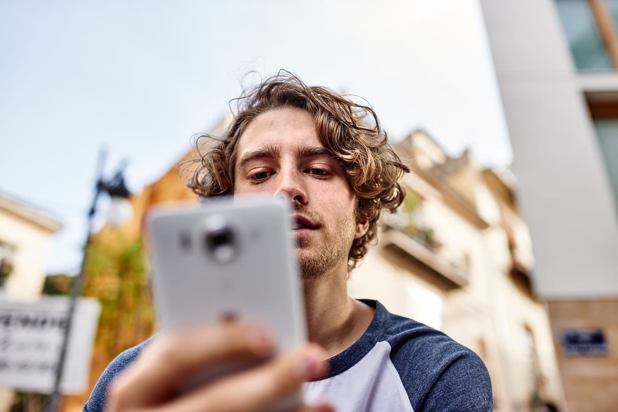 Nem kell még temetni az e-mailt és az sms-t: így mobilozik az Y generáció