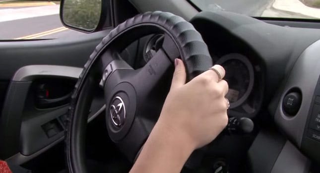 Hogyan vezet autót egy sziámi ikerpár? És melyiküket bünteti a rendőr?