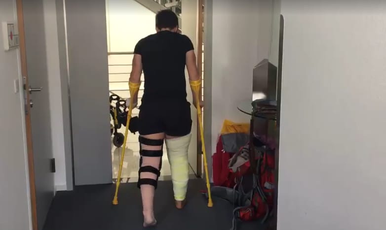 Dupla térdműtéte után két nappal lábra állt Miklós Edit - videó