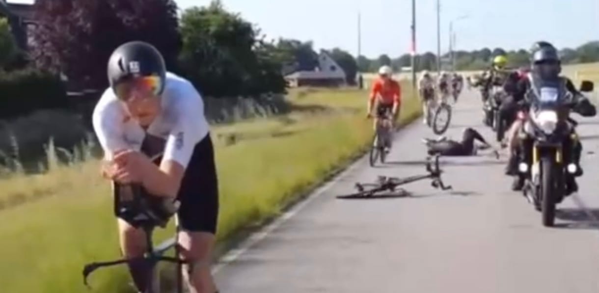 Halálos baleset történt a triatlon Ironman Eb-n, egy versenyző összeütközött egy kísérő motorossal – videó