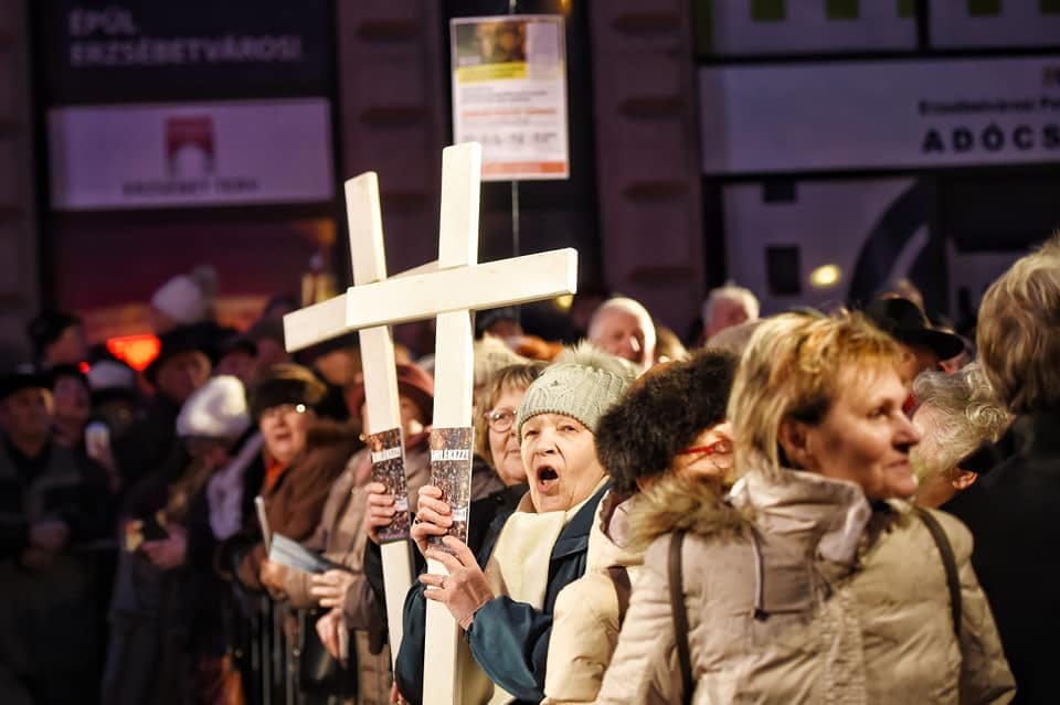 Inzultálták a HVG publicistáját a Niedermüller elleni tüntetésen