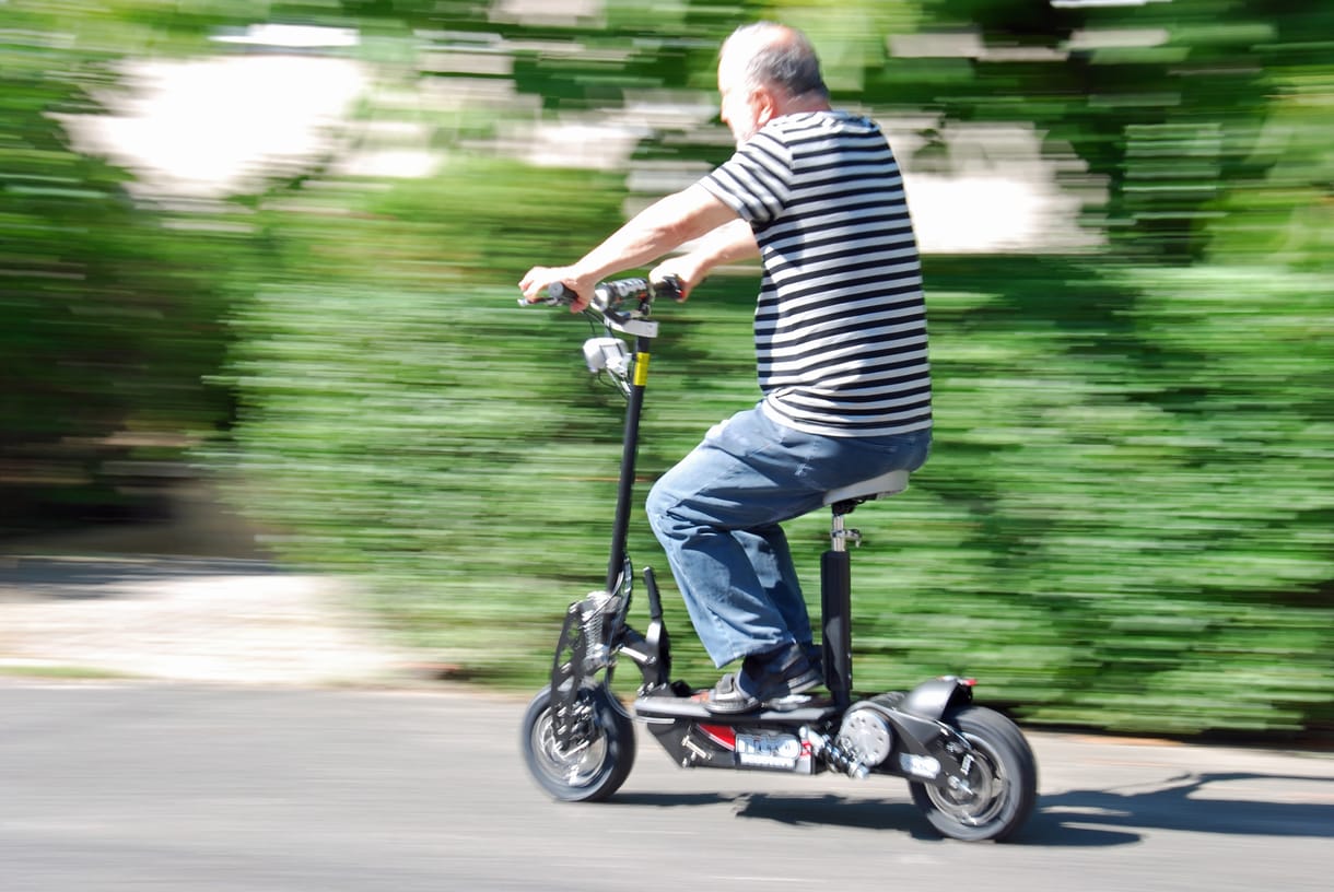 Meghalt egy elektromos rollert használó férfi Párizsban