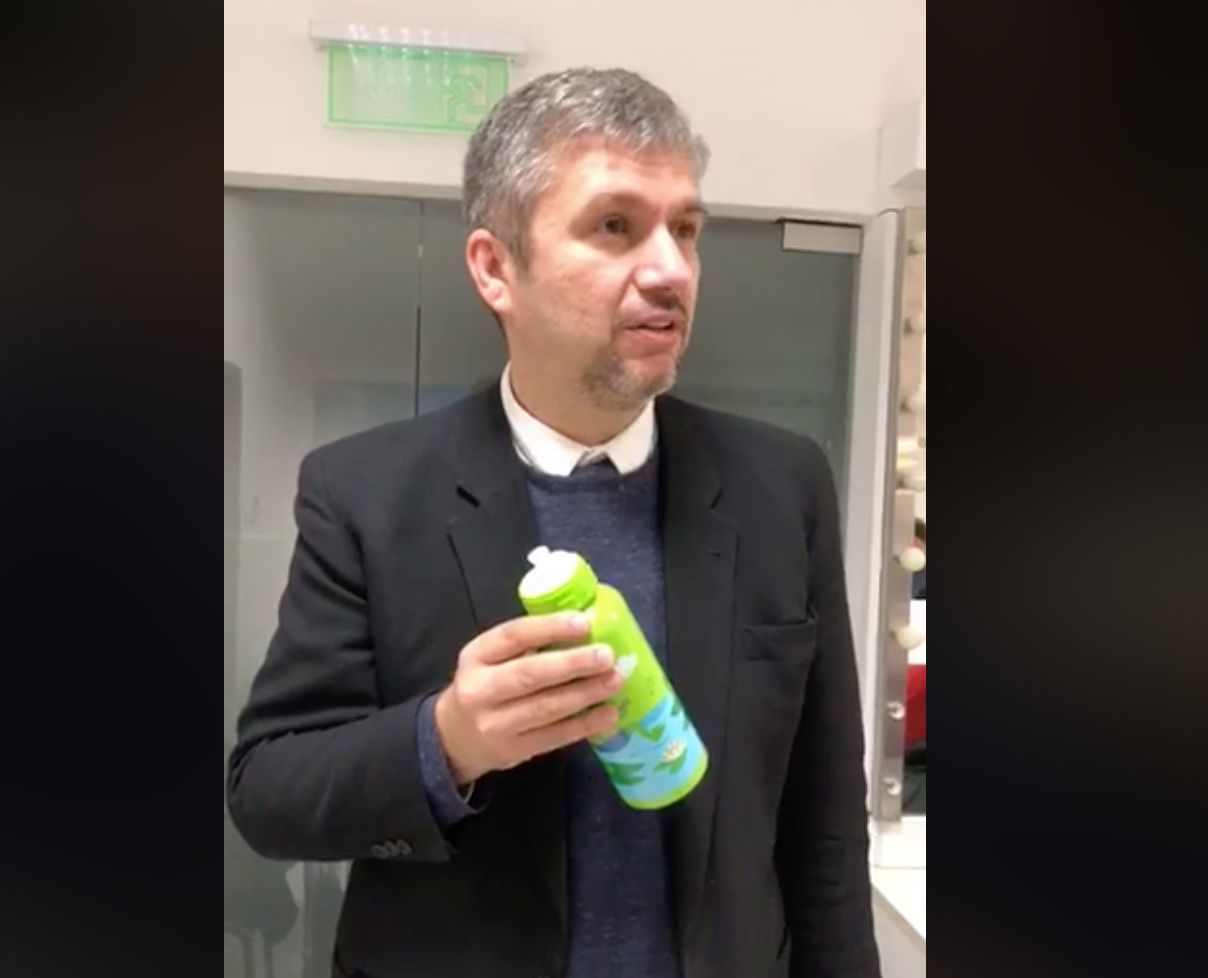 Hadházy egy békás termoszért biztosan visszamegy az MTVA-ba