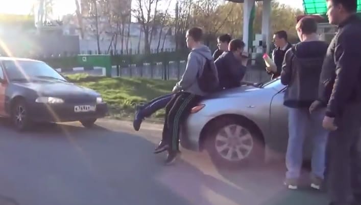 Videó: közelharcot vívnak az autósokkal az orosz gyalogosok