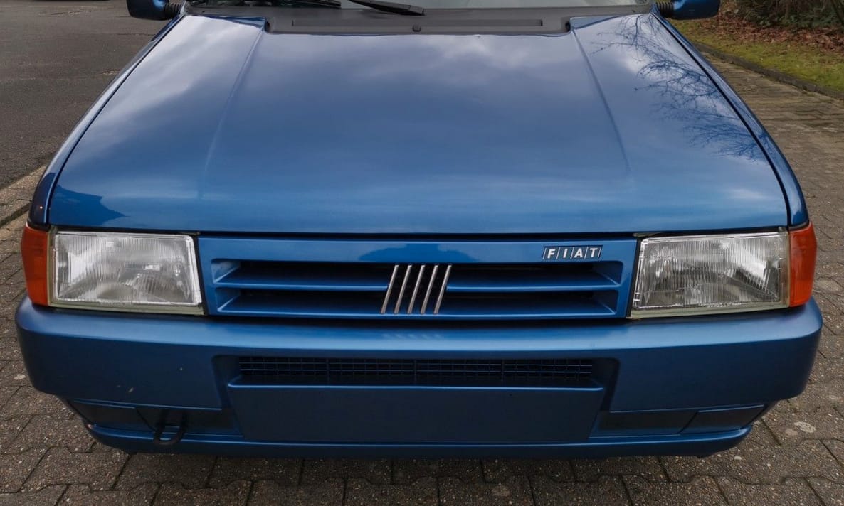 Vissza a 90-es évekbe: 153 kilométeres, vadonatúj régi Fiat Uno vár új gazdára