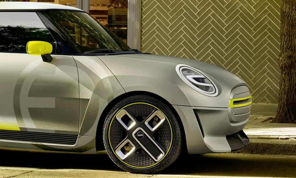 Stílusból jeles: itt az elektromos Mini