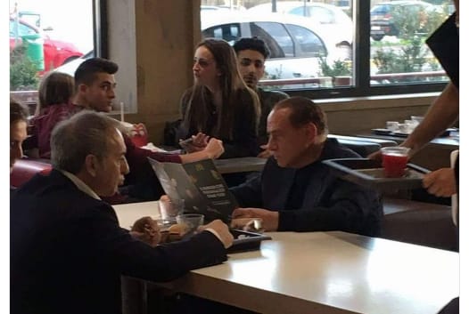 Mi lelte a dúsgazdag Berlusconit? McDonald'sban fotózták le